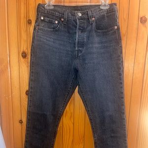 Gray Levi’s mom jeans